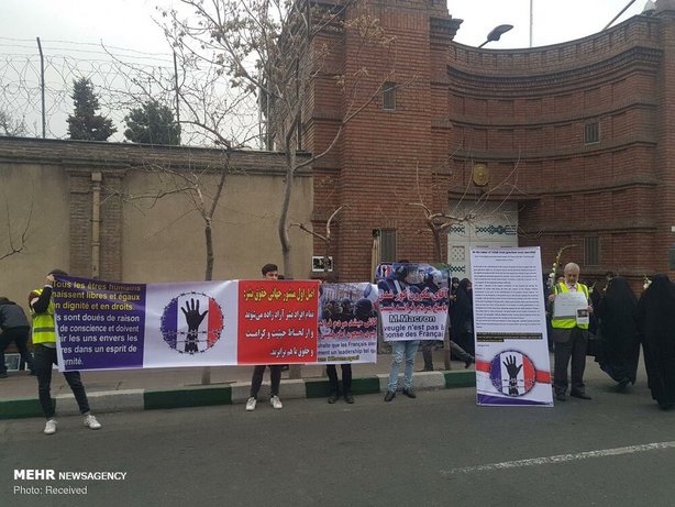 تجمع مقابل سفارت فرانسه در تهران+عکس - 11