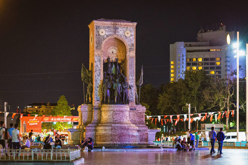 گردشگری نامتوازن؛
از میدان «ساعت» ساری تا میدان «تکسیم» استانبول - 4