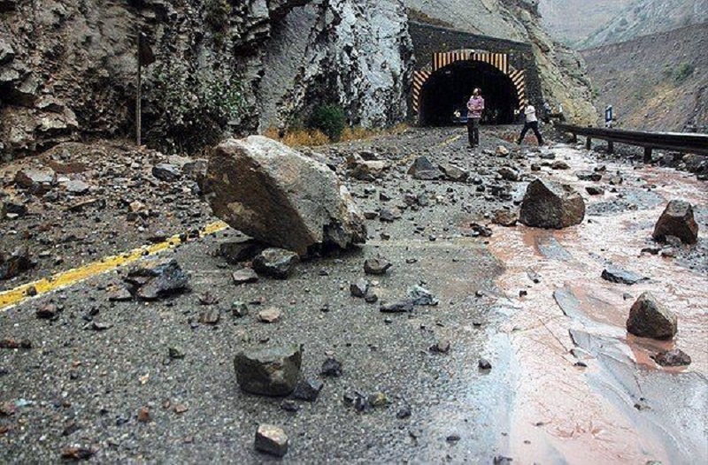 ریزش کوه در محور هراز/ جاده مسدود شد - 2