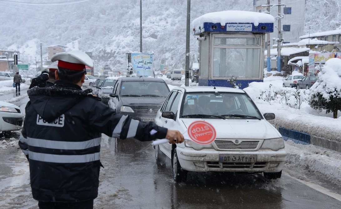 بارش برف در جادههای کوهستانی مازندران - 0