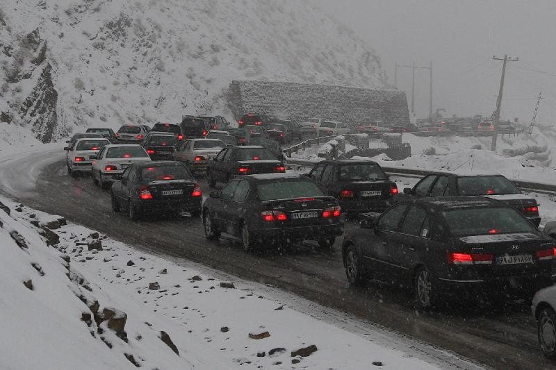 آخرین وضعیت جادههای کشور؛ بارش برف و ترافیک در چالوس و هراز - 0