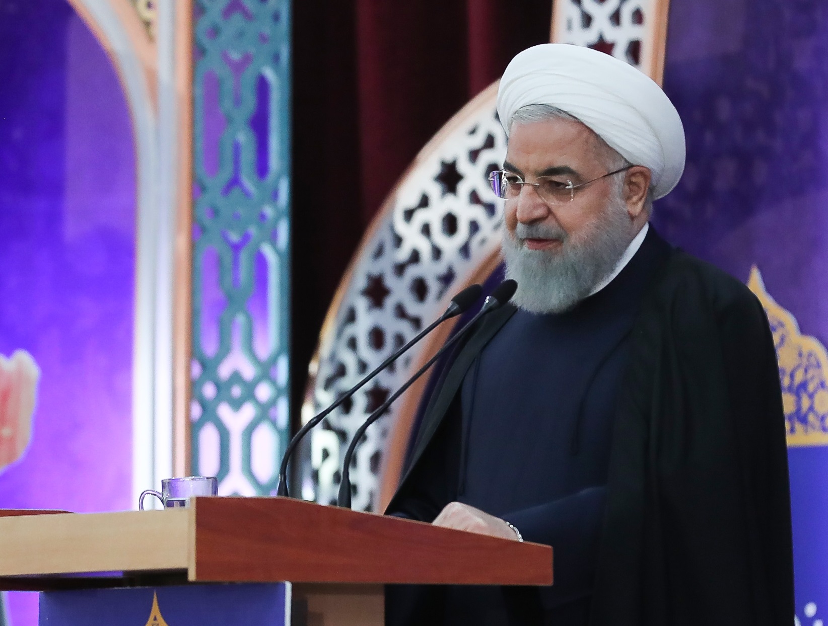 روحانی: پیش از انقلاب در کل دانشگاه تهران تنها یک دختر خانم با روسری بود، اما بسیاری از دختران دانشجو نماز میخواندند / افرادی مانند بازرگان و دکتر سحابی بعضاً نماز شبشان ترک نمیشد / ابزار شدن نماز برای گزینش و استخدام و پست، تاسف آور است / در گزینشها سوالاتی از جوانان میکنند که گاهی آنها را مجبور به دورویی خواهد کرد - 0