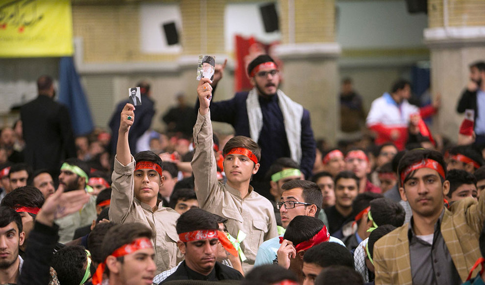 (تصاویر) دیدار رهبر انقلاب با دانش آموزان در آستانه ۱۳ آبان - 8