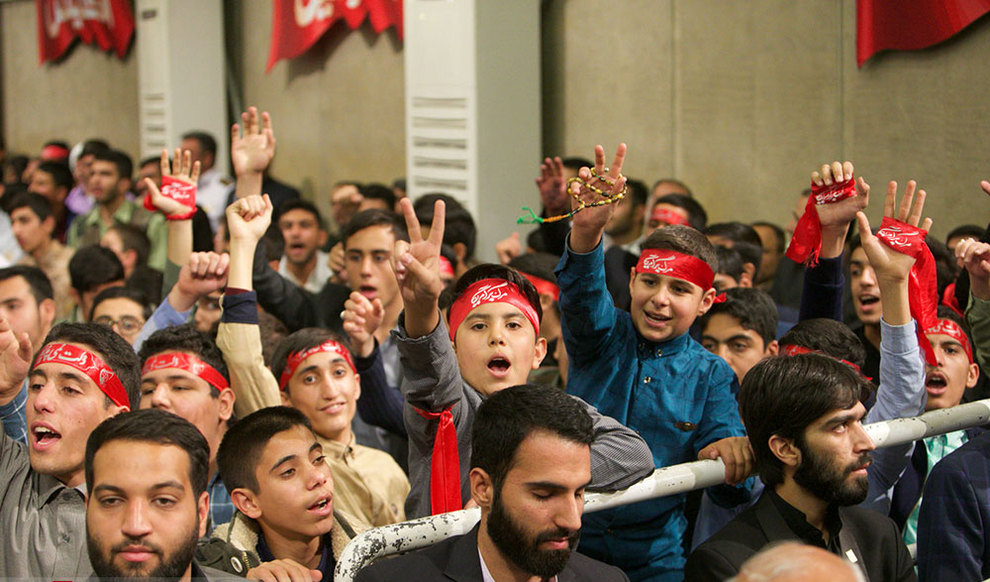 (تصاویر) دیدار رهبر انقلاب با دانش آموزان در آستانه ۱۳ آبان - 7
