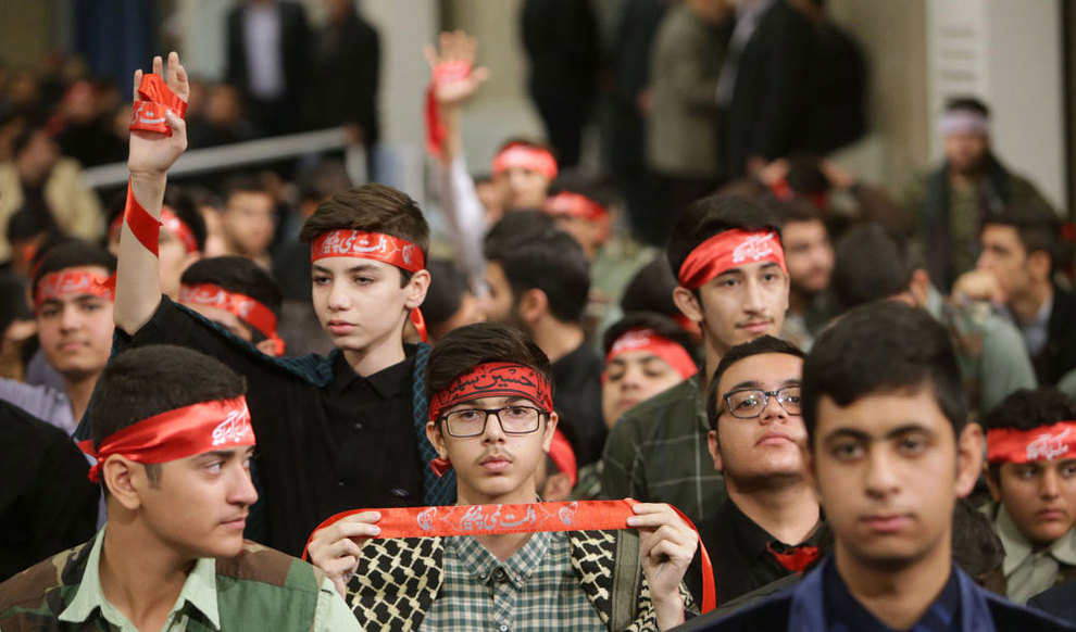 (تصاویر) دیدار رهبر انقلاب با دانش آموزان در آستانه ۱۳ آبان - 10
