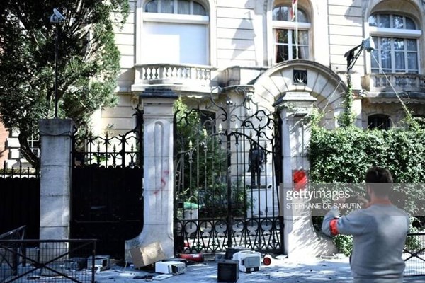 کارمند سفارت ایران در پاریس در حال تعمیر دوربین امنیتی ساختمان +عکس - 8
