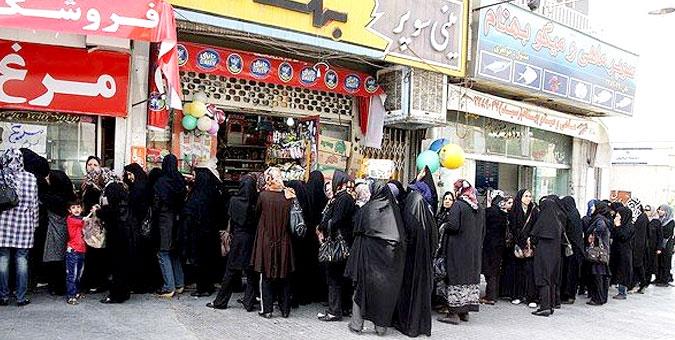 صفهای طویل عرضه گوشت و مرغ دولتی؛ بازگشت به سالهای اول انقلاب - 12