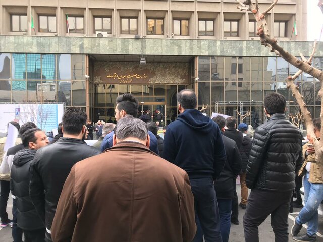 اعتراض مشتریان کرمانخودرو در مقابل وزارت صنعت - 11