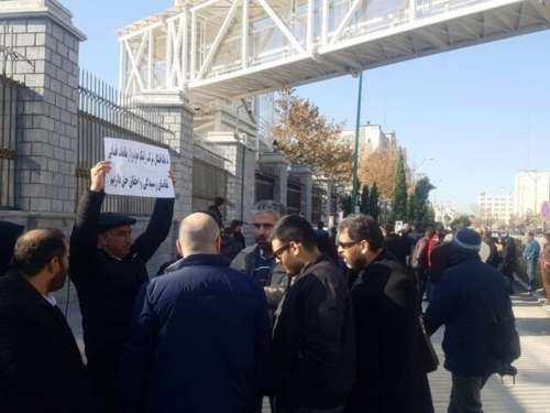 جمعی از متقاضیان خودرو مقابل مجلس تجمع کردند - 1