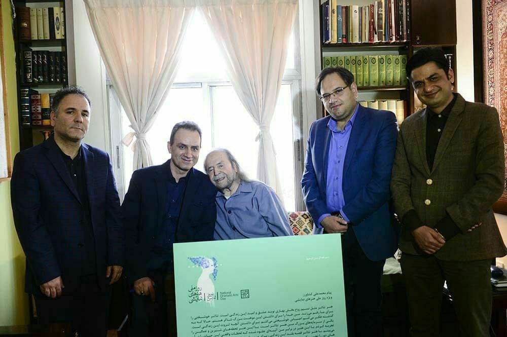 تصاویر | پدر سالار در حال امضای یک پوستر هنری - 2